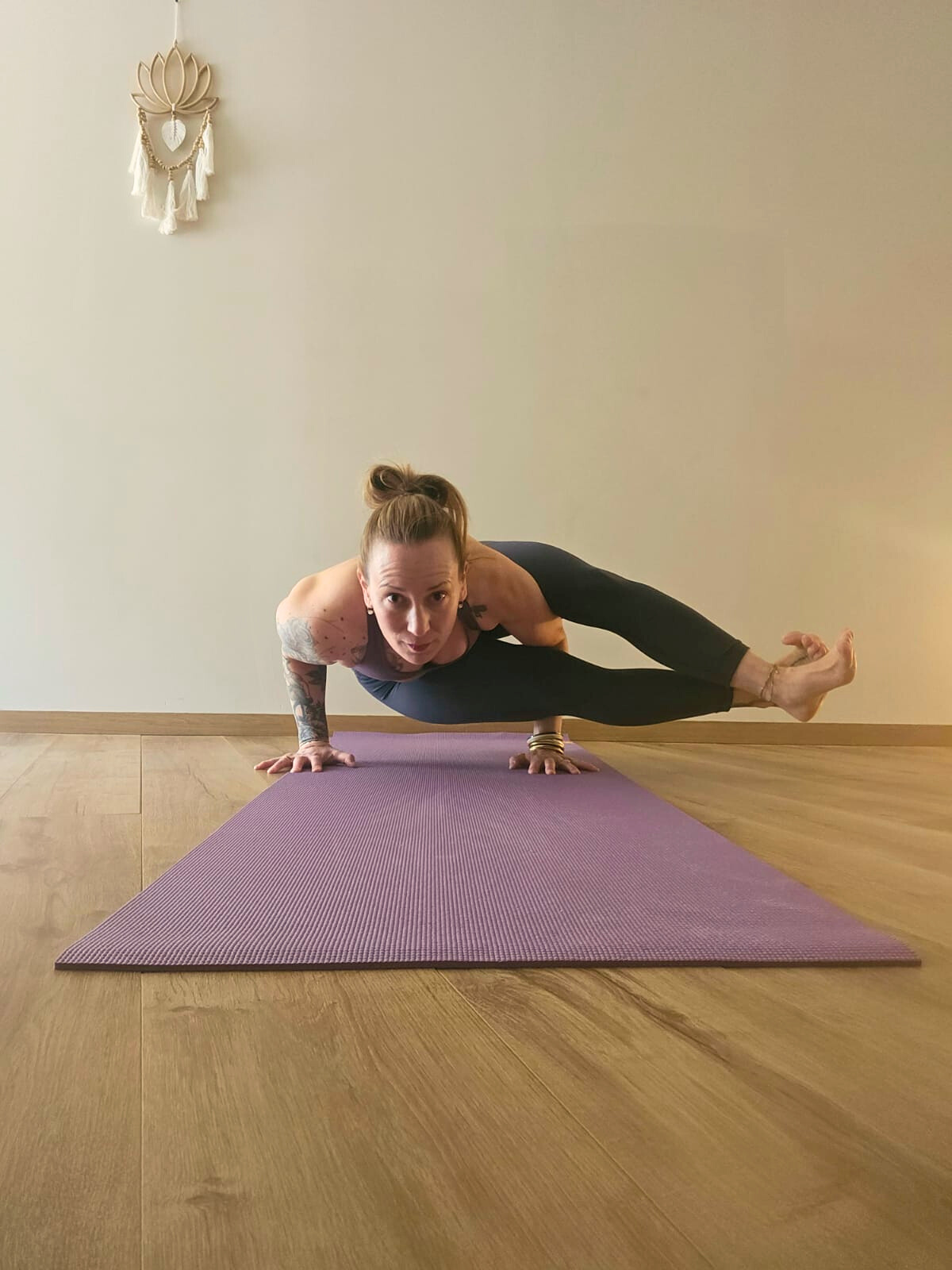 posture de yoga de leeza