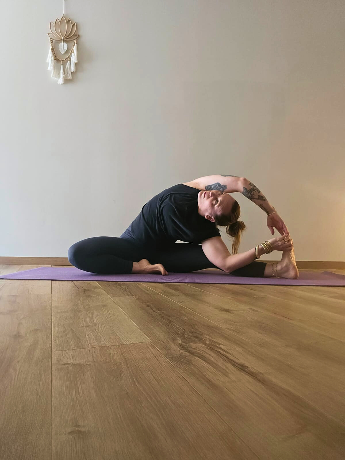 posture de yoga de leeza